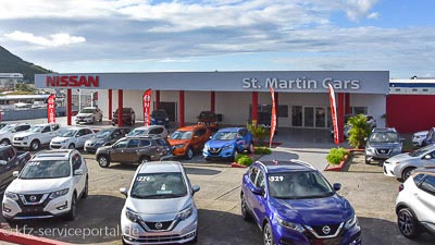 Vor einem Autohaus stehen auf dem Außengelände zahlreiche Gebrauchtwagen. Auf den Scheiben sind die Preise aufgeklebt.