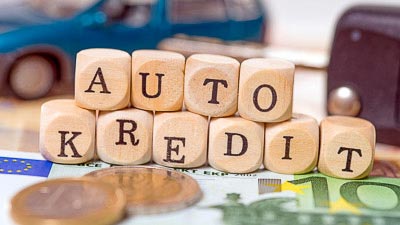 Mit Buchstaben auf Spielwürfeln ist das Wort Autokredit geschrieben.