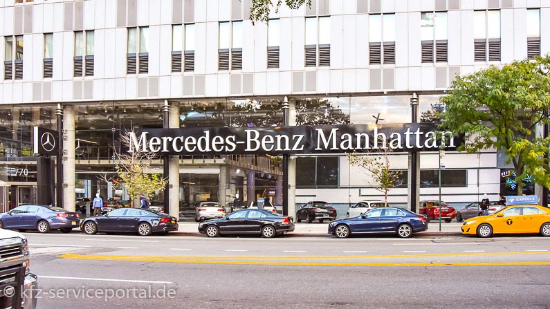 Die Außenansicht eines Mercedes-Benz Autohaus in New York Manhattan.